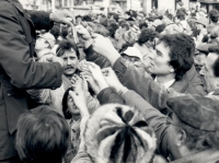 Na Václavském náměstí před budovou Melantrichu v Praze, rozdávání trikolor, 24. listopadu 1989