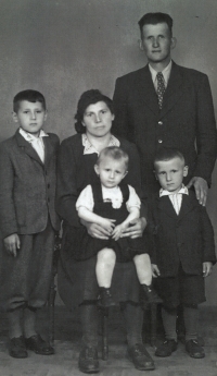 Grunwald family, 1948, the parents, brothers, Marie on her mother’s lap