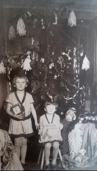 Věra and her sister, Libuše, Christmas 1929