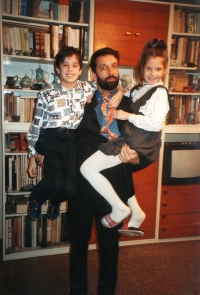 Starší brat Aleš, s Tomášovou dcérou a synom.
