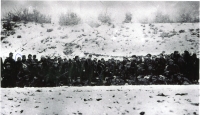 spoločná foto partizánskej brigády pri presune v zime 1944/45, Albína Teplá (v tom čase Kašičková) vľavo v krúžku