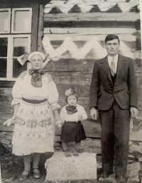Alžbetka with her parents infront of their house in Čičmany 
