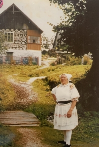 Mother Irena Hlasicová infront of Alžbeta's their house in Čičmany 