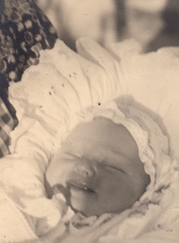 Edita Reinoldová as a baby, 1937
