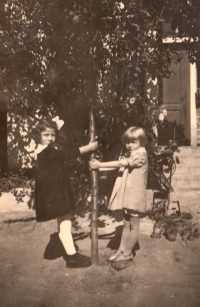 Edita Reinoldová in childhood with her Jewish friend (left)