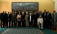 Na společné fotografii s bývalými politickými vězni