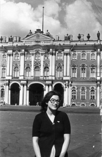 Tamara Igoľnicynová in front of the Hermitage