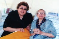 Tamara Igoľnicynová s Máriou Holoubkovou-Urbasiównou, legendárnou trenčianskou fotografkou