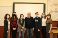 A joint photo of pupils with Bohdan Pivoňka during the filming of Stories of our Neighbors