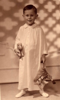 Bohdan Pivoňka as a little boy with a teddy bear in a contemporary photograph