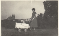 V kočárku s maminkou (1952)