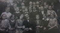 Rodinná oslava v Libichově, vzadu uprostřed jedenáctiletý Mirek Kredba, 1925