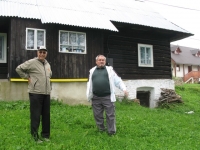 V Borovom pred domom, kde sa Starkovci ukrývali, so synom svojich záchrancov Jozefom Sirotom, r. 2010
