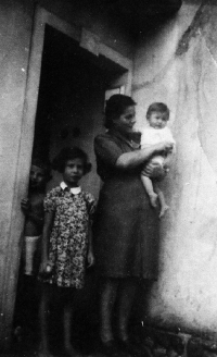 Antonín Brázdil (stojící ve dveřích) s matkou a sourozenci, Pržno, kolem roku 1947