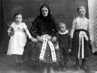 Babička Antonína Brázdila s dětmi