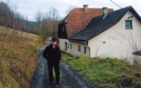 Antonín Brázdil u domu v Pržně na Vsetínsku, kde vyrůstal, po roce 2000