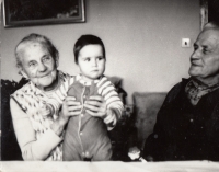 Svatava Němcová - parents Marie and Jindřich Čunát with granddaughter, 1986