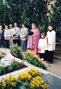 The dignified funeral of fourteen murdered citizens of Tušť in Gmünd, Austria (1993) 