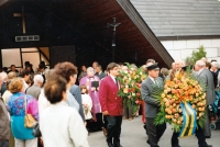 The dignified funeral of fourteen murdered citizens of Tušť in Gmünd, Austria (1993) 
