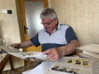 Ivan Adame reads about Alexander Dubček from the newspaper of the Society of Slovak Greats