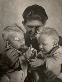 Otec Vladimír Chovan s Jelou a jej sestrou dvojičkou