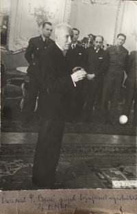 Prezident Edvard Beneš prijíma členov Vysokoškolského strážneho oddielu (16. 11. 1945)