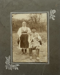 Anna Ďurišova's parents with their daughter