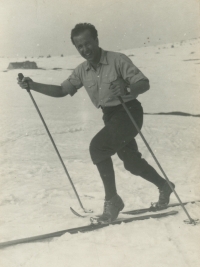 Jan Iserle skiing