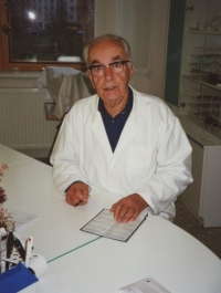 Jan Iserle as a doctor