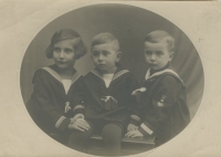 Jan Iserle as a child with his sister