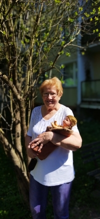 Marianna Pevná se svou dětskou panenkou, s níž v květnu 1945 stála na kraji silnice a kolem létaly kulky z útočícího sovětského letounu