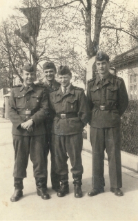 Otec Vladimír (vpředu uprostřed) na vojně, 1953 