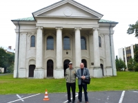 In front of the synagogue in Liptovský Mikuláš with the historian Oldřich Vaněk, year 2010