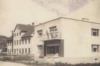 Rodný dům v Karolinině Huti. Vlevo otec Bedřich