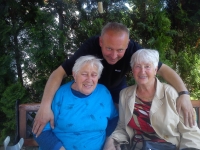 S matkou Marií (vlevo) a tchyní Naděždou, 2013