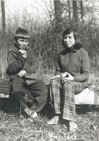 Se sestrou Evou v Kunovském lese, 1974