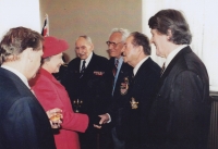 Setkání s britskou královnou, Václavem Havlem a letci RAF v Brně (1996), pamětník vpravo