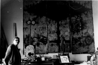 Mikuláš Medek při přípravě velkého obrazu pro kancelář ČSA, ateliér v Letohradské 5, Praha asi 1965