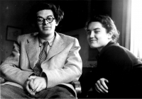 Mikuláš a Emila Medkovi, Praha 1951
Fotografovala Dagmar Hochová, nejlepší kamarádka Emily
