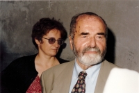 Eva Kosáková s ministrem kultury Pavlem Tigridem, Praha, asi 1996