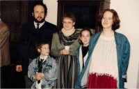 Rodina Kosákových na vernisáži výstavy Tradice a zvyky v Klausově synagoze, Praha 1996