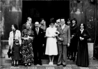 Svatba Evy a Petra Kosákových, vedle Evy otec Petra MUDr. Viktor Kosák, za ním Emila Medková, matka Evy, vedle Petra jeho sestra Eva, Praha 1978