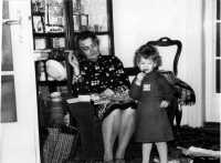 Dcera Adéla s babičkou Emilou Medkovou, Vánoce, Praha 1980