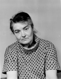 Emila Medková, matka pamětnice, autoportrét, Praha 1974