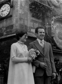 Svatební fotografie Evy a Petra Kosákových, 21. dubna 1978 před Staroměstskou radnicí, Praha