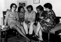 Eva Kosáková zleva, Pavel Landovský uprostřed, vedle něj Mikuláš a Emila Medkovi, Praha 1973
