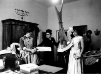 Eva Kosáková první vpravo se spolupracovnicemi z kolektivu soutěžícího o titul Brigáda socialistické práce, Praha 1977