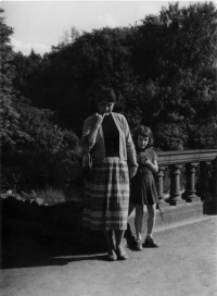 On a trip in Veltrusice, Eva Kosáková with her mother Emila Medková in 1958