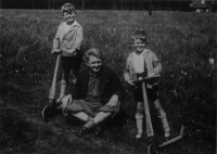 Rudolf Medek se syny Ivanem vlevo a Mikulášem vpravo, asi 1932