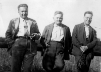 Rudolf Medek uprostřed s přáteli Vítězslavem Nezvalem vlevo a Jaroslavem Seifertem vpravo, asi 1925